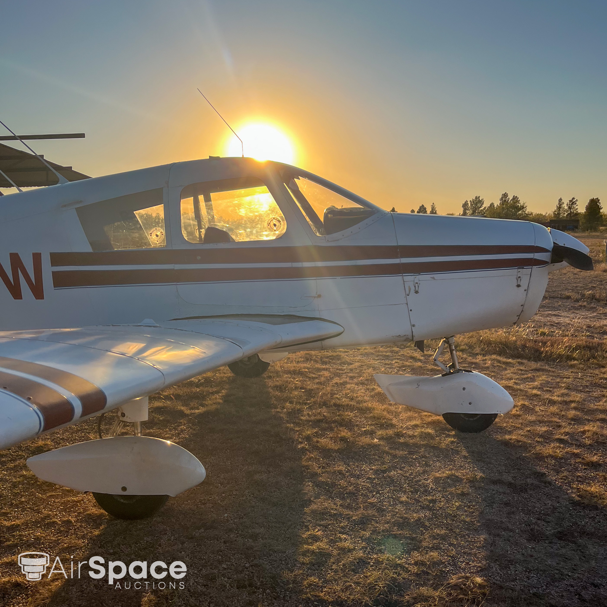 PIPER CHEROKEE 140 aircraft image